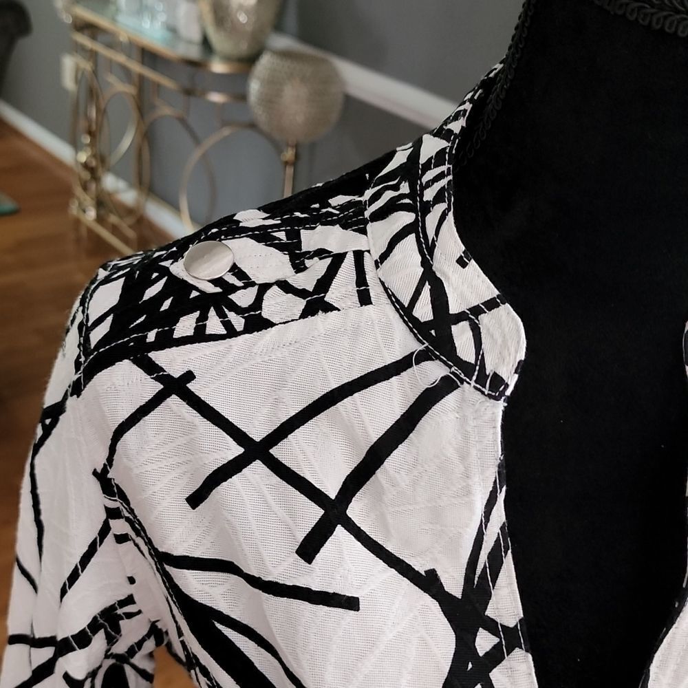 Womyn black and white jacket sz large - Picture 4 of 9